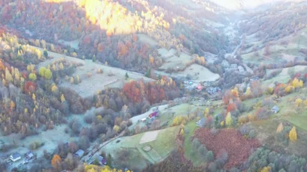 Vale de montanha sombreado com casas e florestas ao pôr do sol — Vídeo de Stock