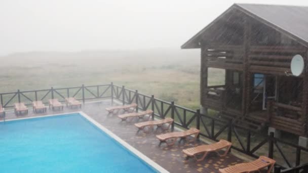 Lluvia y viento estropean el clima de verano en el centro de vacaciones — Vídeo de stock