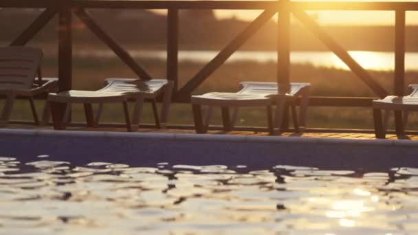 日落背景下带清澈湖水的游泳池顶景 — 图库视频影像