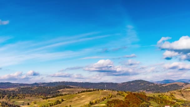 Sonbaharda Highland Valley 'de inşa edilen köy manzarası — Stok video