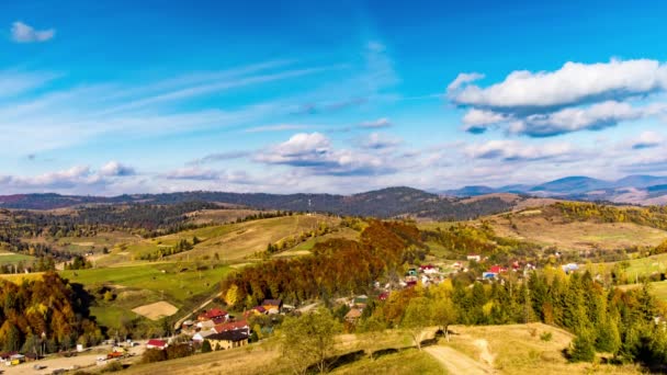 Pequeño pueblo en las tierras altas bajo el cielo azul con nubes pesadas — Vídeos de Stock