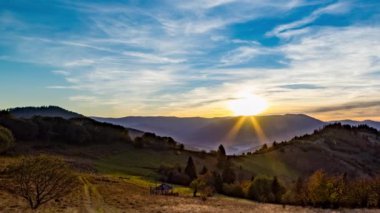 Sonbaharda dağların ardında güneş batar.