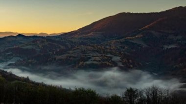 Yükseklerde güneş yükselir ve sonbaharda sabah sisi vadiyi doldurur.