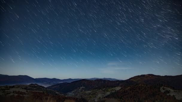 Céu estrelado próximo acima das montanhas e colinas florestais ao entardecer — Vídeo de Stock