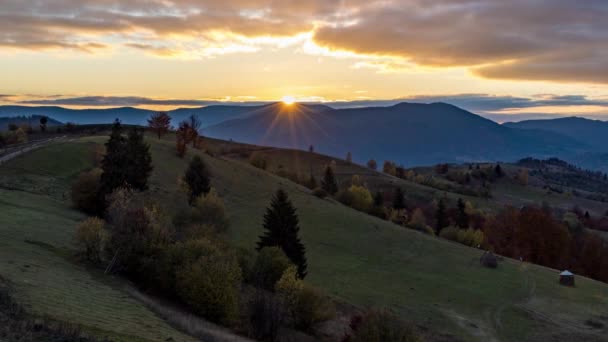 Heller Sonnenuntergang hinter Bergen im Hochland bei herbstlicher Dämmerung — Stockvideo