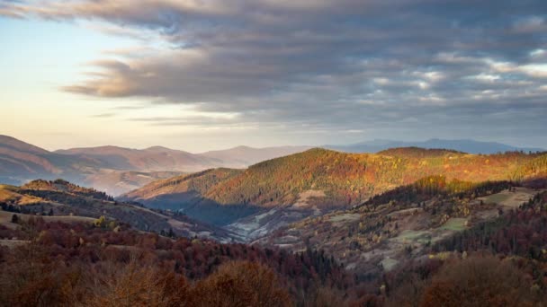 Sonnenaufgang erhellt Waldberge im Hochland im Herbst — Stockvideo