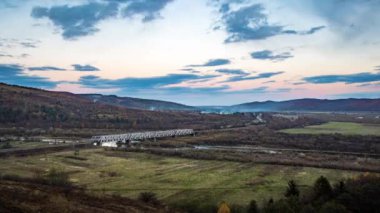 Gün batımında Highland Vadisi 'ndeki nehirde demiryolu köprüsü