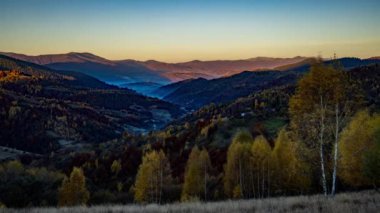 Güneş sabahları dağları ve tepeleri aydınlatır.