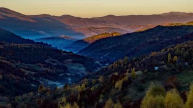 Güneş sabahları dağları ve tepeleri aydınlatır.