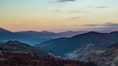 Gündoğumu sonbaharda dağlık arazide ormancılık dağlarını aydınlatır.