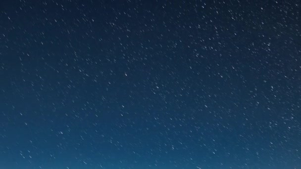 Lama terpapar langit berbintang dengan awan mengambang di larut malam — Stok Video