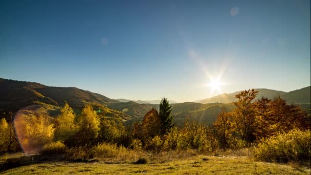 Puesta de sol brillante detrás de las montañas en las tierras altas al atardecer de otoño — Vídeos de Stock