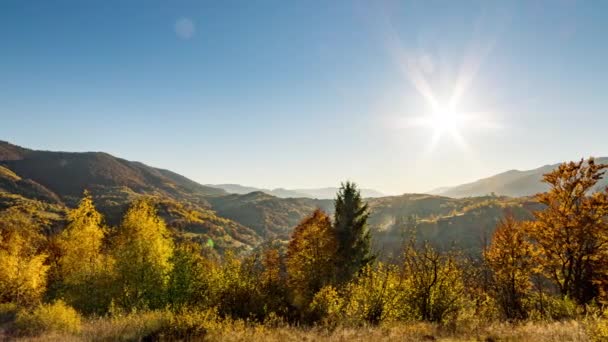 Puesta de sol brillante detrás de las montañas en las tierras altas al atardecer de otoño — Vídeos de Stock