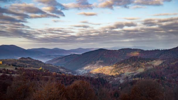 Sun sets behind distant mountains in highland in autumn — Stock Video