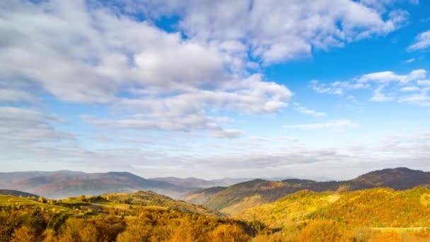 Buja őszi fák borítják a hegyvidéki lejtőket a felhős ég alatt. — Stock videók
