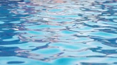 Işık yansımaları ile havuz mavi saf su