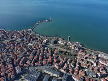 Bulgaristan yarımadasında yer alan ve Karadeniz tarafından yıkanan Pomorie kentinin yüksekliğinden manzara