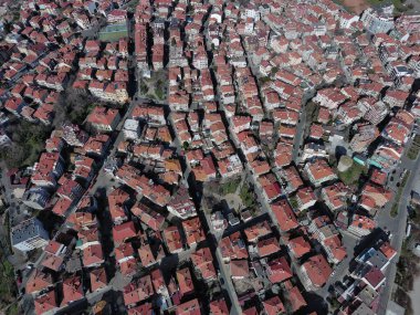 Pomorie şehrinin yüksek bir noktasından birçok araba, ev ve otelin görüntüsü