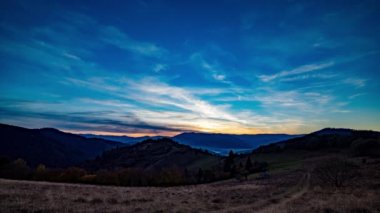 Yükseklerdeki uzak dağların ardından parlak güneş yükseliyor
