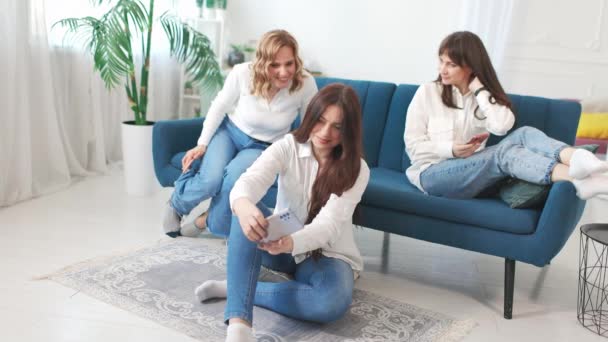 Três jovens mulheres fazendo selfie no sofá. — Vídeo de Stock