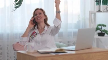 Ofiste cep telefonuyla konuşan hoş bir kadın..