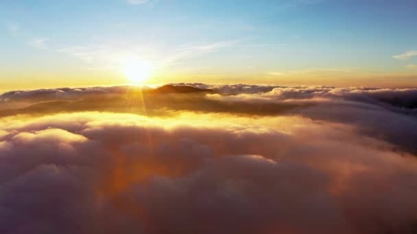 Sonne scheint hell über weißen, flauschigen Wolken bei Sonnenaufgang — Stockvideo