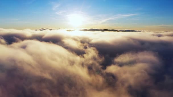 Sonne scheint hell über weißen, flauschigen Wolken bei Sonnenaufgang — Stockvideo