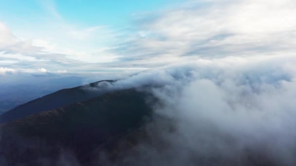 Brouillard épais couvrant les collines de montagne au coucher du soleil rose vif — Video