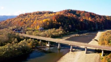 Dar nehrin üzerindeki yol köprüsü Terracotta ormanına çıkıyor.