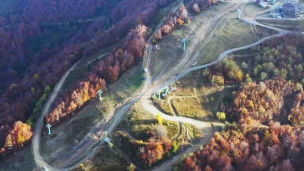Högland och kullar med smala vägar och höstskogar — Stockvideo