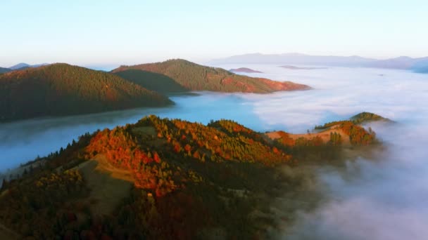 La luz del amanecer entre las nubes sobre el cañón montañoso en la niebla — Vídeos de Stock