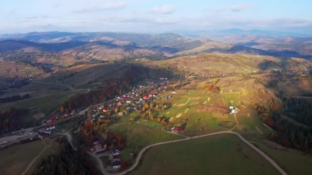 Höglandet och kullar med terrakota skogar under blå himmel — Stockvideo