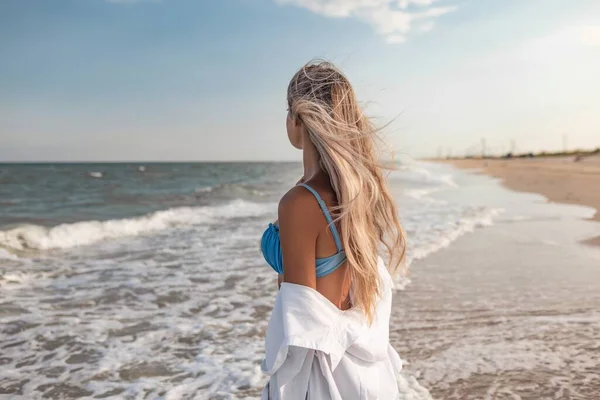 Retrato Una Adorable Chica Delgada Suave Traje Baño Azul Una —  Fotos de Stock