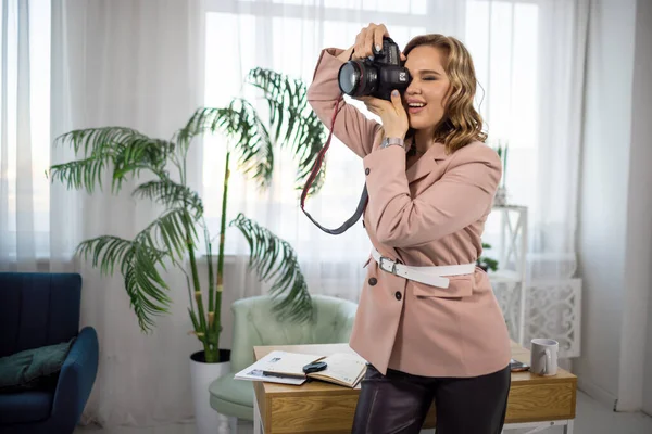 Una chica: un fotógrafo instala una cámara y aprende a tomar fotos en el estudio — Foto de Stock