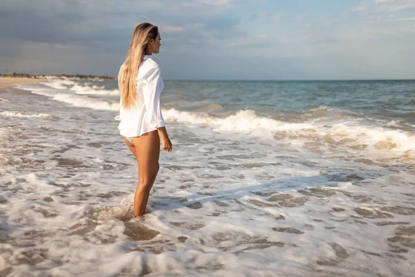 Una Chica Esbelta Bronceada Traje Baño Azulado Una Camisa Blanca —  Fotos de Stock