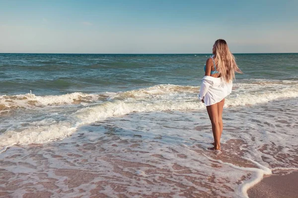 Uma Menina Esbelta Bronzeada Maiô Azulado Uma Camisa Luz Branca — Fotografia de Stock