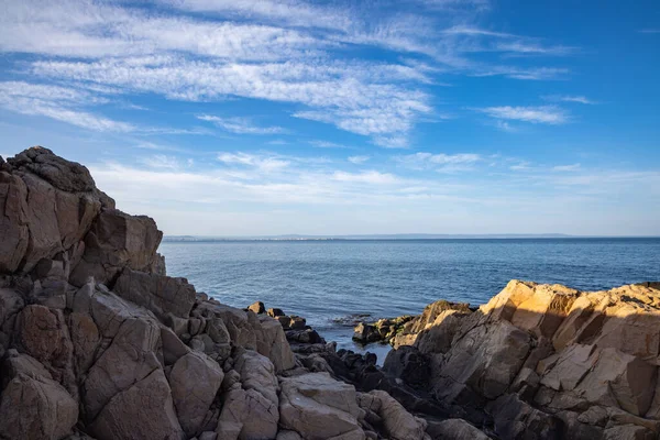 Ψηλά Βραχώδη Καθαρά Τείχη Μια Αμμώδη Θάλασσα Άγρια Παραλία Κοντά — Φωτογραφία Αρχείου