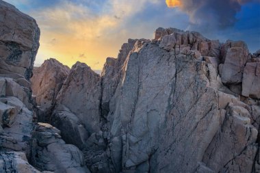 Mavi sakin Karadeniz 'in yakınındaki kumlu bir sahilde yüksek kayalık dik duvarlar. Parlak bir gökyüzünün arkaplanına karşı. Mavi, tüylü, büyük bulutlarla.