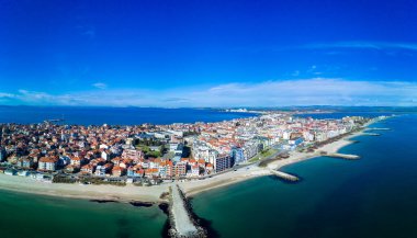 Bulgaristan 'da açık bir günde, deniz yayı turkuvaz Karadeniz tarafından yıkanan, eski Avrupa' daki küçük evleri ve sessiz sakin caddeleri olan küçük Pomorie tatil beldesine panoramik kuş bakışı bakış