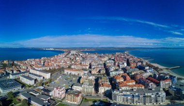Bulgaristan 'da açık bir günde, deniz yayı turkuvaz Karadeniz tarafından yıkanan, eski Avrupa' daki küçük evleri ve sessiz sakin caddeleri olan küçük Pomorie tatil beldesine panoramik kuş bakışı bakış
