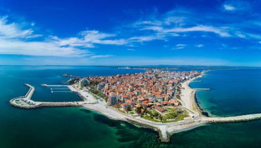 Bulgaristan 'da açık bir günde, deniz yayı turkuvaz Karadeniz tarafından yıkanan, eski Avrupa' daki küçük evleri ve sessiz sakin caddeleri olan küçük Pomorie tatil beldesine panoramik kuş bakışı bakış