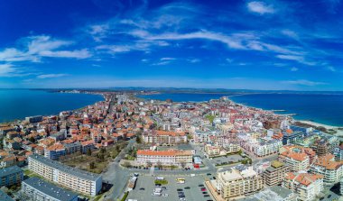 Bulgaristan 'da açık bir günde, deniz yayı turkuvaz Karadeniz tarafından yıkanan, eski Avrupa' daki küçük evleri ve sessiz sakin caddeleri olan küçük Pomorie tatil beldesine panoramik kuş bakışı bakış