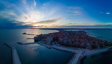 Bulgaristan 'da açık bir günde, deniz yayı turkuvaz Karadeniz tarafından yıkanan, eski Avrupa' daki küçük evleri ve sessiz sakin caddeleri olan küçük Pomorie tatil beldesine panoramik kuş bakışı bakış