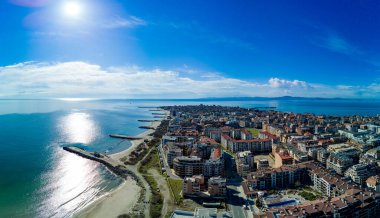 Bulgaristan 'da açık bir günde, deniz yayı turkuvaz Karadeniz tarafından yıkanan, eski Avrupa' daki küçük evleri ve sessiz sakin caddeleri olan küçük Pomorie tatil beldesine panoramik kuş bakışı bakış