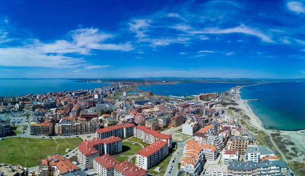 Bulgaristan 'da açık bir günde, deniz yayı turkuvaz Karadeniz tarafından yıkanan, eski Avrupa' daki küçük evleri ve sessiz sakin caddeleri olan küçük Pomorie tatil beldesine panoramik kuş bakışı bakış