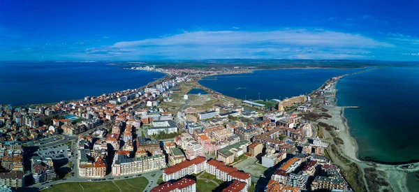 Bulgaristan 'da açık bir günde, deniz yayı turkuvaz Karadeniz tarafından yıkanan, eski Avrupa' daki küçük evleri ve sessiz sakin caddeleri olan küçük Pomorie tatil beldesine panoramik kuş bakışı bakış