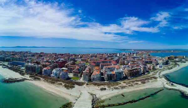 Bulgaristan 'da açık bir günde, deniz yayı turkuvaz Karadeniz tarafından yıkanan, eski Avrupa' daki küçük evleri ve sessiz sakin caddeleri olan küçük Pomorie tatil beldesine panoramik kuş bakışı bakış