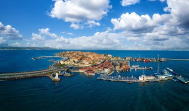 Bulgaristan 'ın sakin gözenekli derin Karadeniz tarafından yıkanan tarihi Avrupa evleri ve taze çiçek açan boş parklarıyla küçük bahar yeşil kenti Nessebar' ın kuş bakışı manzarası