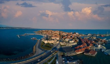 Bulgaristan 'ın sakin gözenekli derin Karadeniz tarafından yıkanan tarihi Avrupa evleri ve taze çiçek açan boş parklarıyla küçük bahar yeşil kenti Nessebar' ın kuş bakışı manzarası