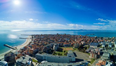 Bulgaristan 'da açık bir günde, deniz yayı turkuvaz Karadeniz tarafından yıkanan, eski Avrupa' daki küçük evleri ve sessiz sakin caddeleri olan küçük Pomorie tatil beldesine panoramik kuş bakışı bakış